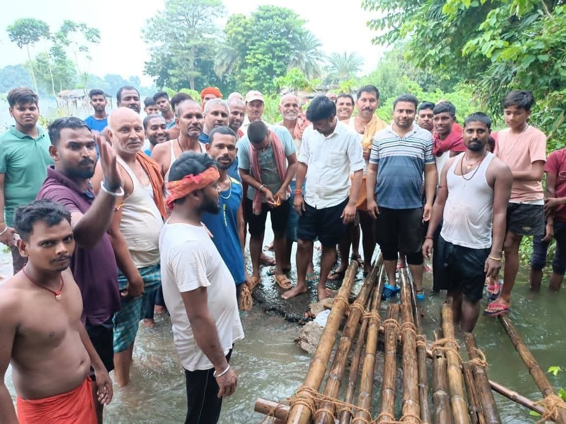 बाढ़ के बीच मुरादपुर के ग्रामीणों ने बनाया चचरी पुल