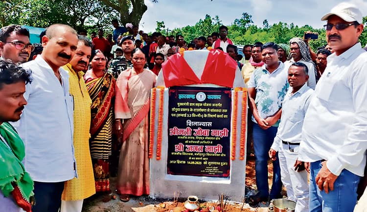 Chaibasa News : दाउ सकोड़ा गांव जाने के लिए पहली बार बनेगी सड़क