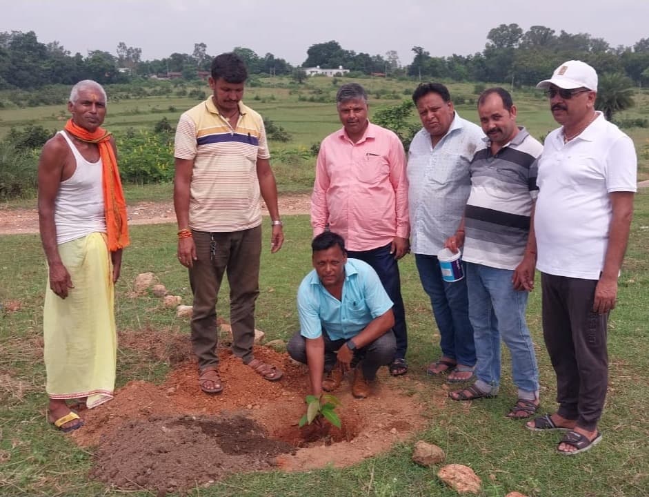 Giridih news: बझहरनाथ मंदिर परिसर में प्रमुख ने किया पौधरोपण