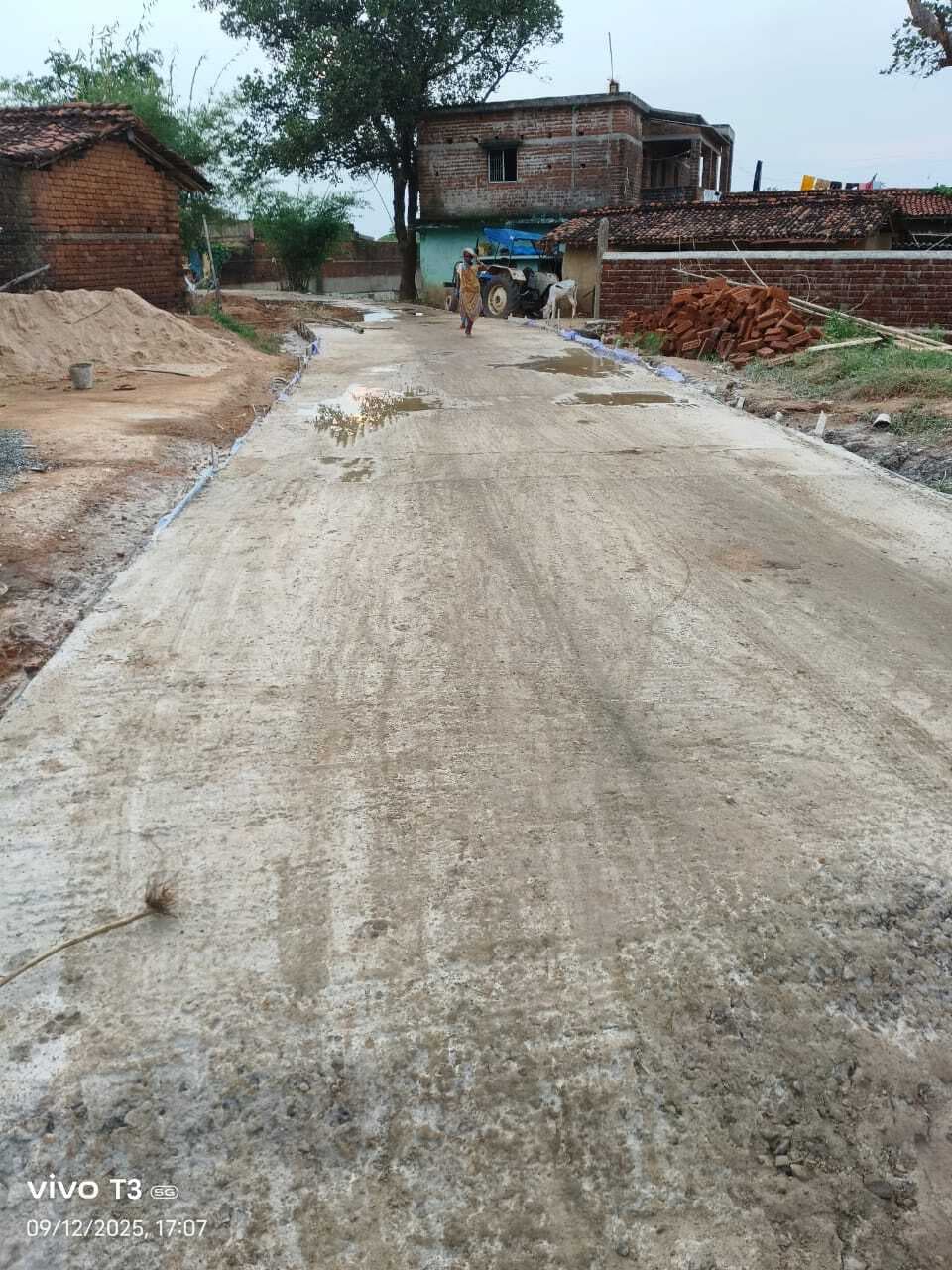 Giridih news: घटिया निर्माण कार्य का ग्रामीणों ने किया विरोध, सुधार की मांग