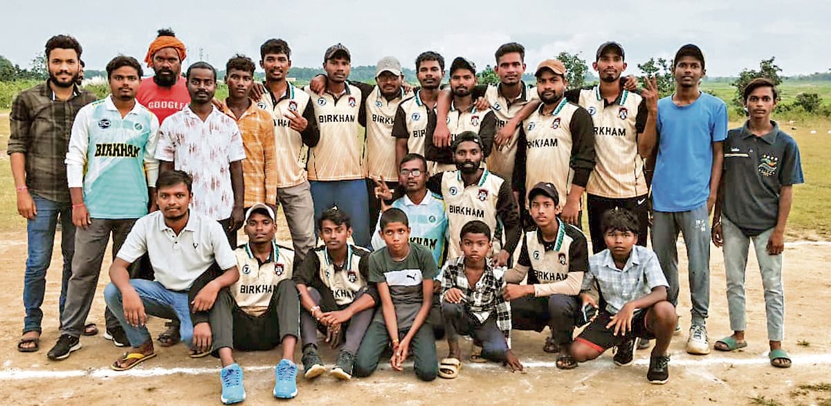East Singhbhum News : चिलगु को 26 रन से हराकर बीरखाम टीम बनी चैंपियन