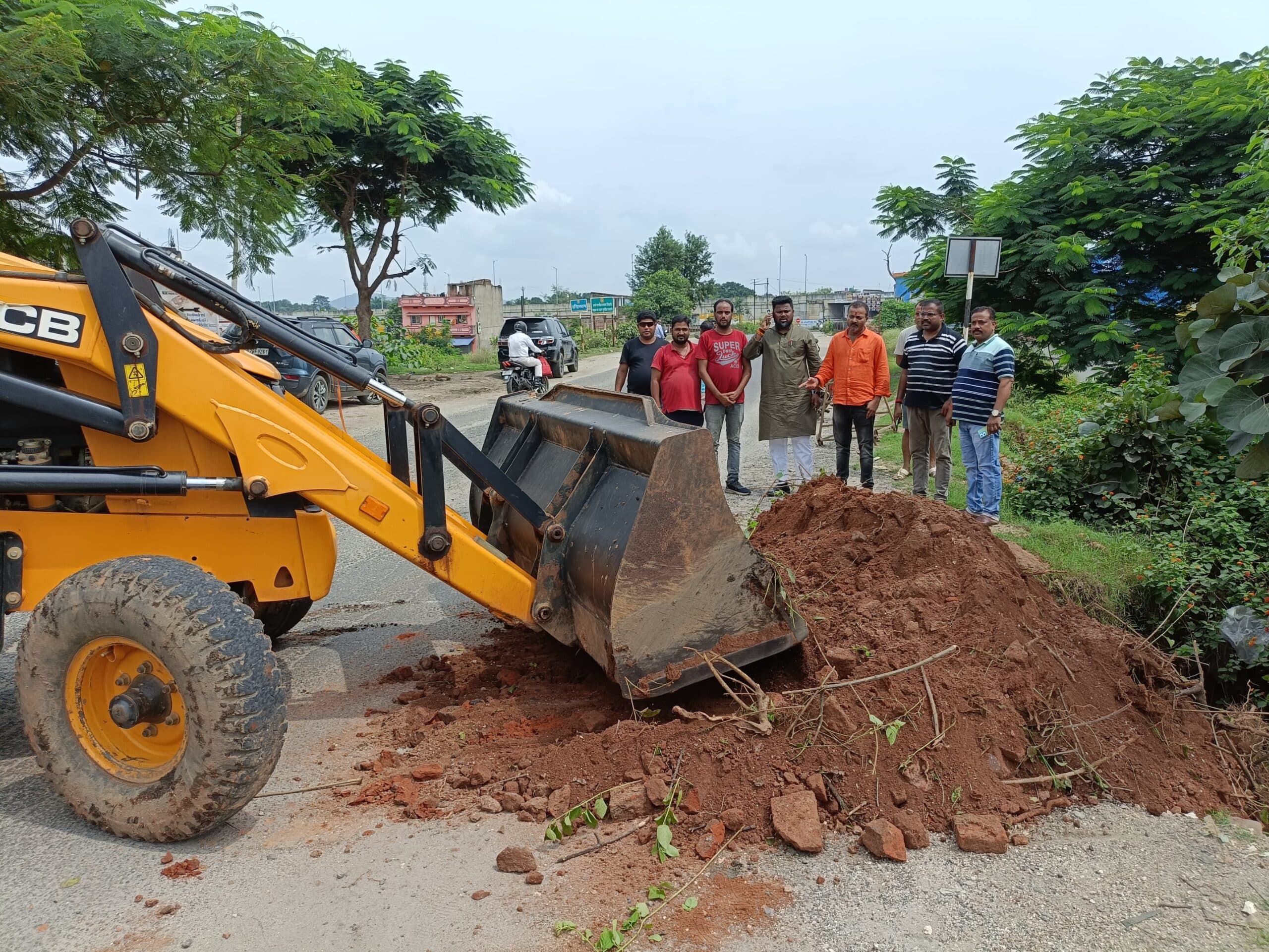Giridih news: बगोदर-हरिहर धाम रोड पर बने गड्ढे की हुई भरायी
