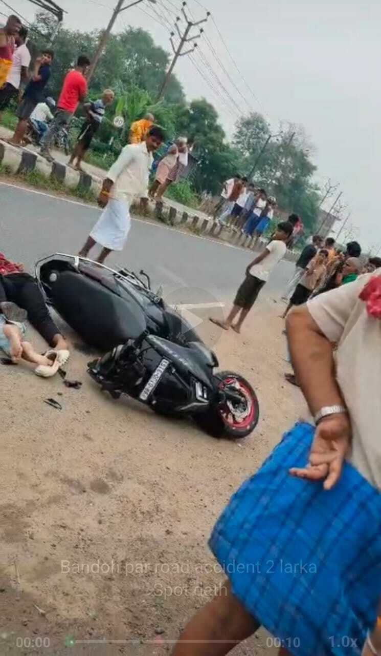 कपड़ा लेने जा रहे स्कूटी सवार दो युवकों को टैंकर ने कुचला, मौत