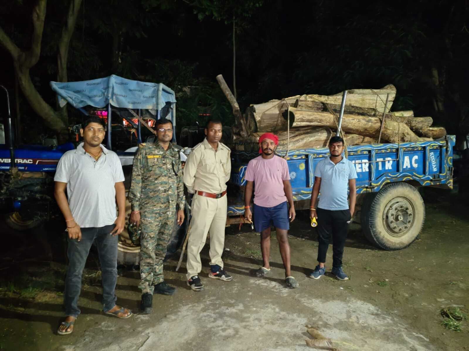 Giridih news: वन विभाग ने जब्त किया लकड़ी लदा ट्रैक्टर