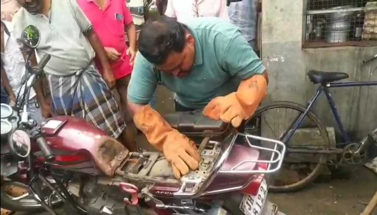 बाइक से निकला जहरीला सांप, महिला ने लगायी छलांग