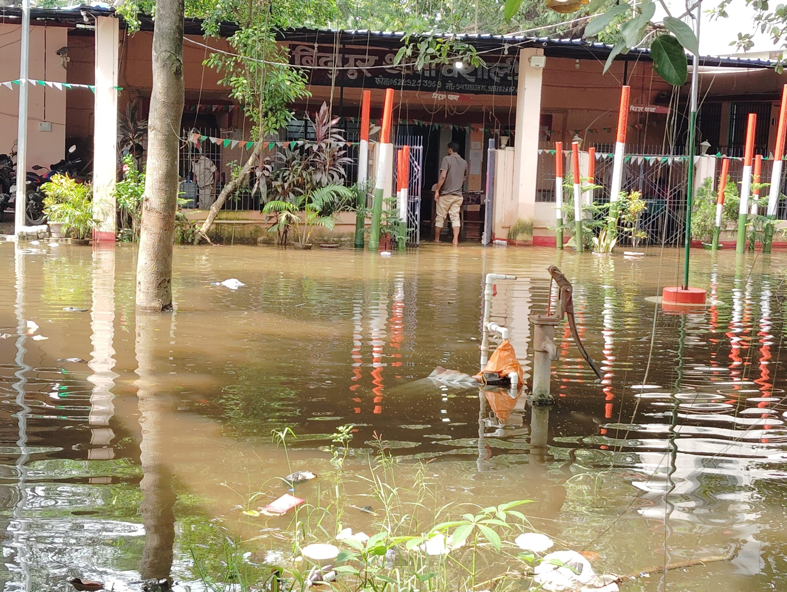 hajipur news. लगातार बारिश से प्रखंड कार्यालय में घुसा पानी