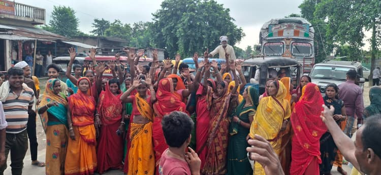 महिलाओं का फूटा गुस्सा, एसएच-77 किया जाम