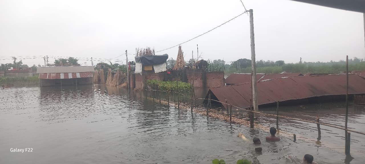 गंगा 72 तो महानंदा खतरे के निशान से 46 सेमी बह रही ऊपर