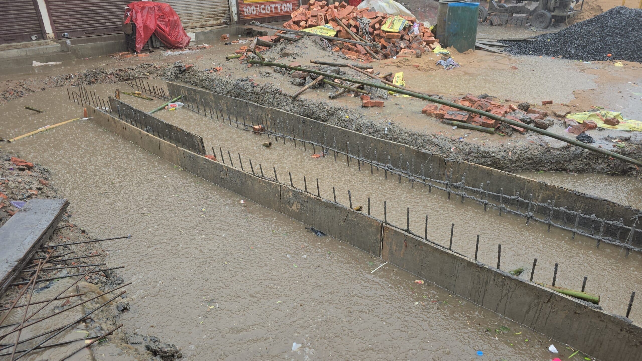 बारिश में सड़क काट हो रहा नाला निर्माण, गुणवत्ता पर उठे सवाल