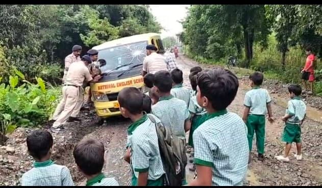 मनिहारी थाना पुलिस ने स्कूल वैन को गड्ढे से निकाला