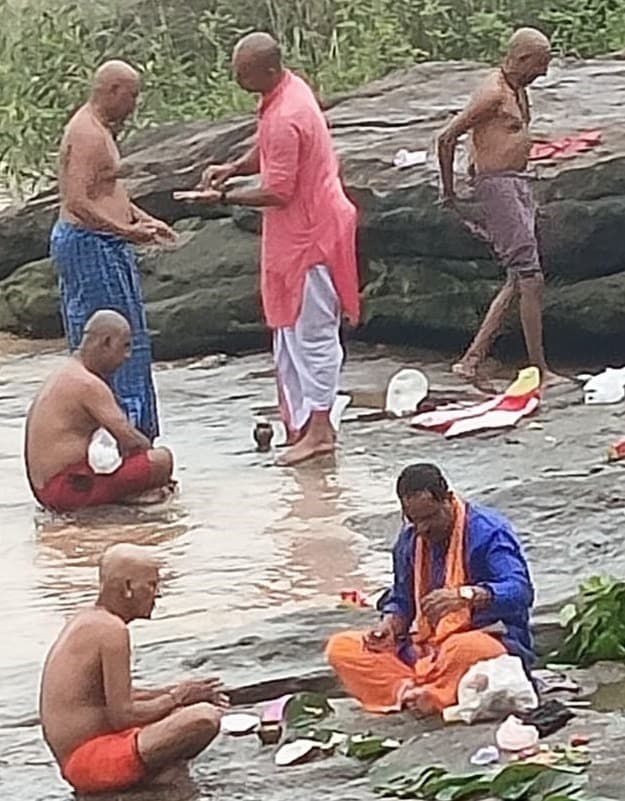 पितृपक्ष में पूर्वजों को याद कर तर्पण किया