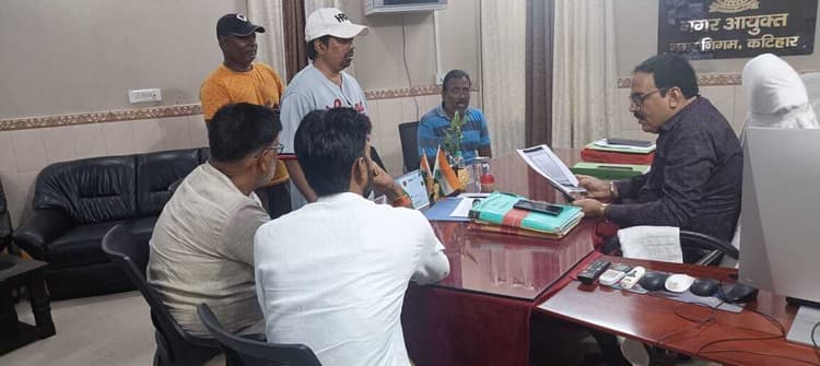 बिना सफाई व अतिक्रमण के बीच सड़क व नाला बनाने से आक्रोश