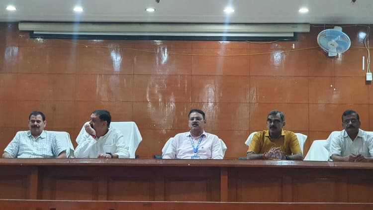 विभागों के आंतरिक सुधार पर विशेष ध्यान दें विभागाध्यक्ष : कुलपति