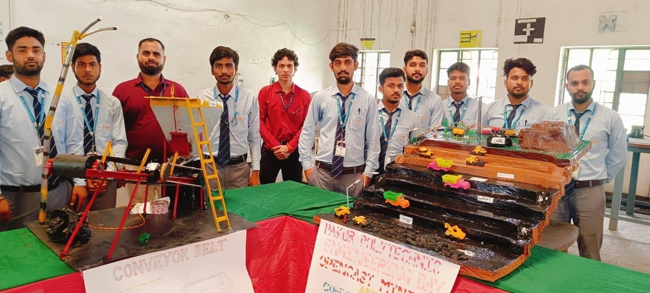 एआई रोबोट ने मारी बाजी, स्मार्ट डस्टबिन और पावर बूस्टर ने बटोरी सराहना