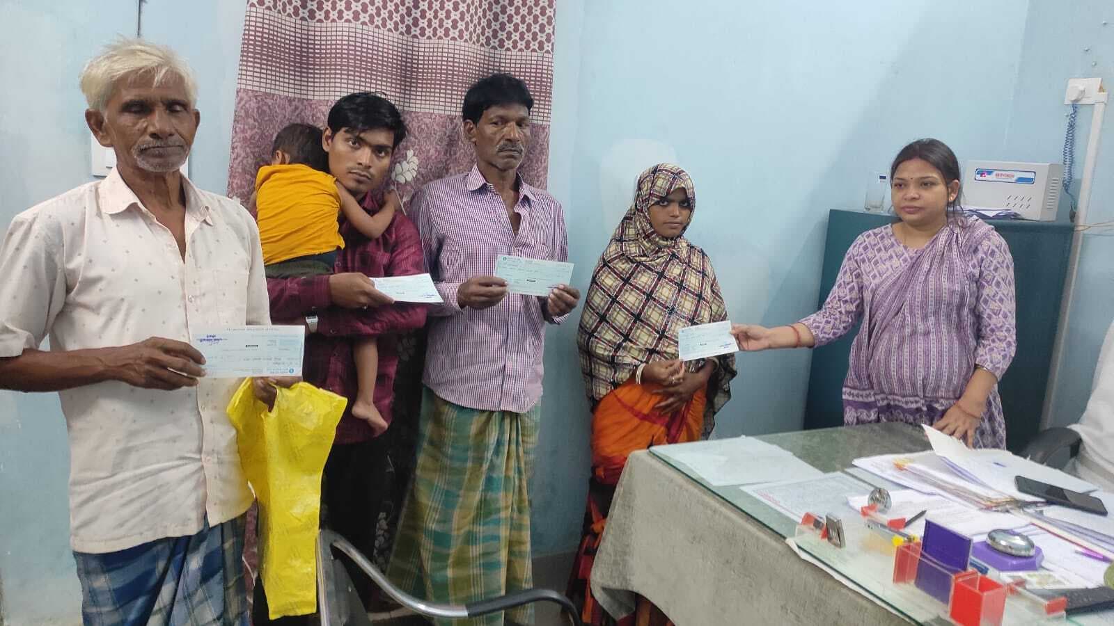 अग्निपीड़ितों को मिला चेक