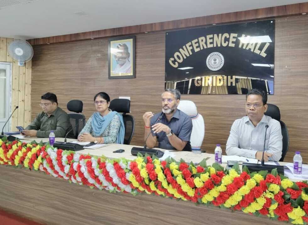 Giridih News :डीसी ने पेंशन के लंबित मामलों के निष्पादन का दिया निर्देश