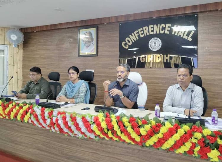 Giridih News :डीसी ने पेंशन के लंबित मामलों के निष्पादन का दिया निर्देश