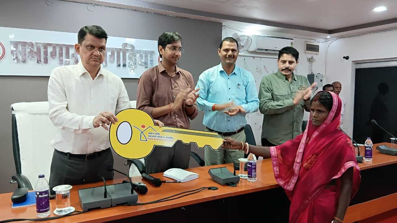 हर जरूरतमंद परिवार को मिलेगा पीएम आवास योजना का लाभ : डीएम