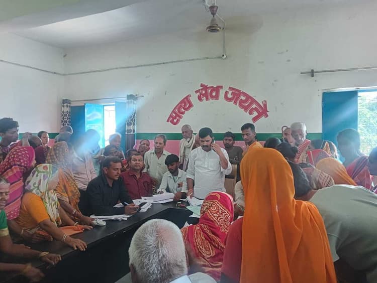 Giridih News :पेंशनधारियों के आधार सत्यापन के लिए लगा शिविर