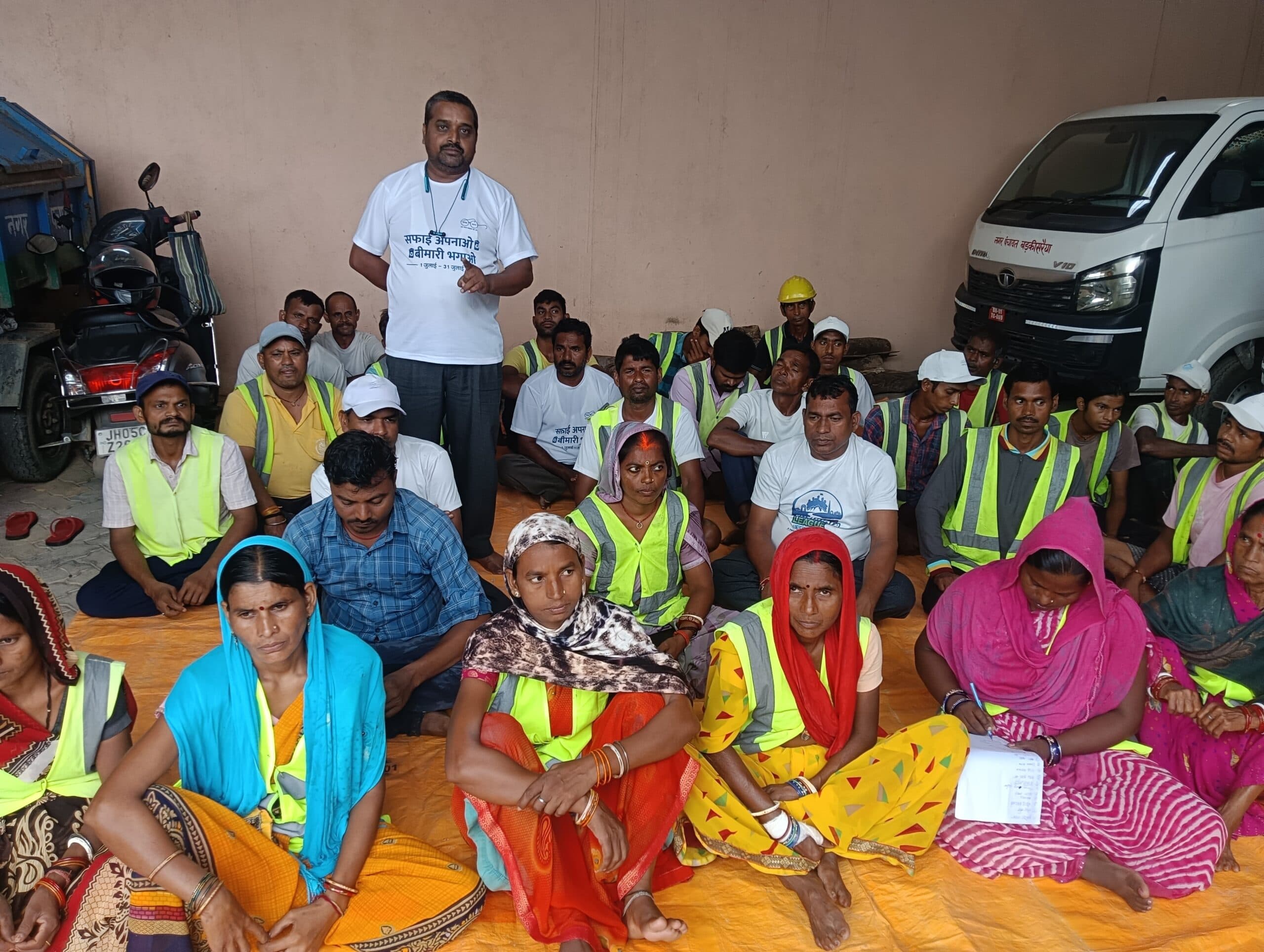 Giridih News :मारपीट के विरोध में सफाई कर्मियों ने दिया धरना