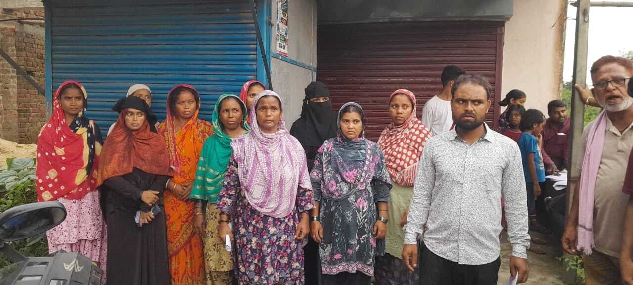 Seraikela Kharsawan News : गौरांगकोचा में भारत फाइनेंस के खिलाफ महिलाओं का हंगामा