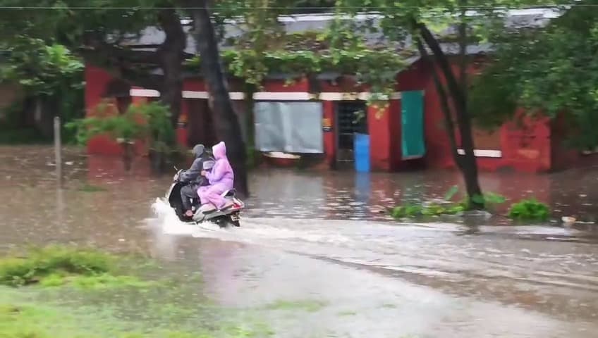 Chaibasa News : चक्रधरपुर में 3 घंटे की मूसलाधार बारिश रेल कॉलोनियों के 20 घरों में घुसा पानी