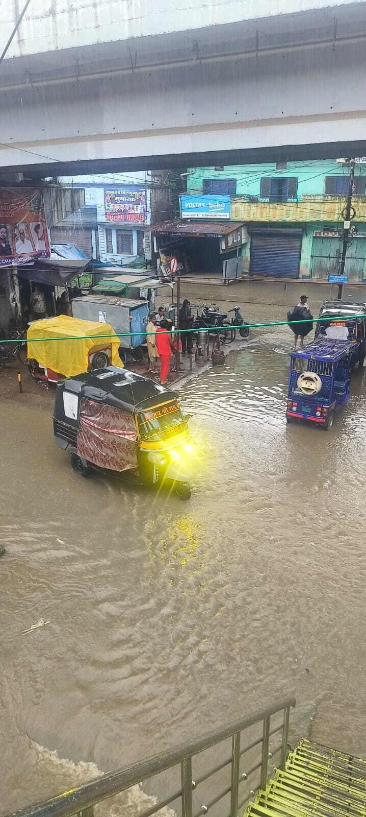 Chaibasa News : बारिश ने नप की सफाई व्यवस्था की खोली पोल, सड़कों पर जलजमाव