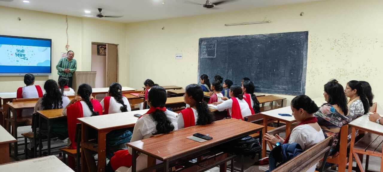 East Singhbhum News : हिंदी भाषा को आत्मसात कर अधिक से अधिक उपयोग करें : डॉ सुब्रा पालित