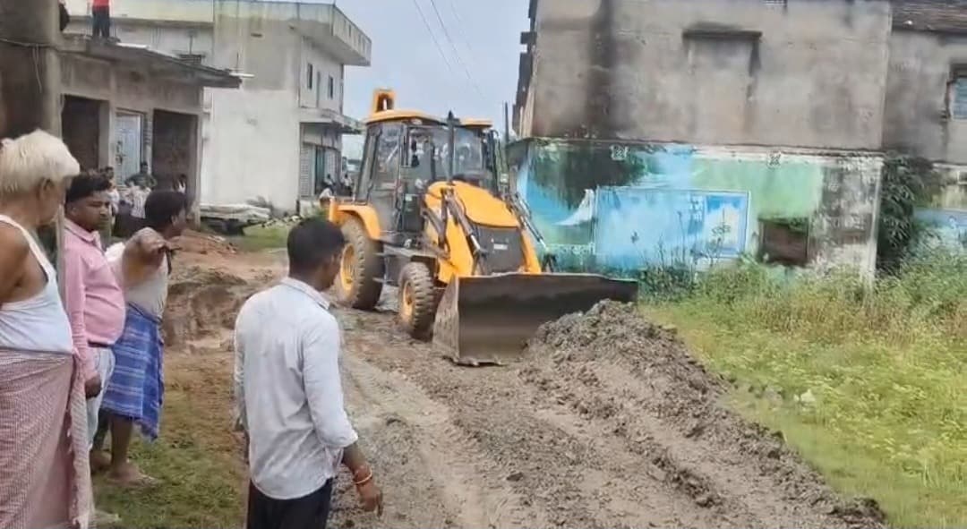 Giridih News :तुलाडीह गांव के लोगों ने अपने खर्च से करायी जर्जर सड़क की मरम्मत