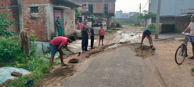 Giridih News :धनवार के ग्रामीणों ने श्रमदान कर जर्जर सड़क की मरम्मत की