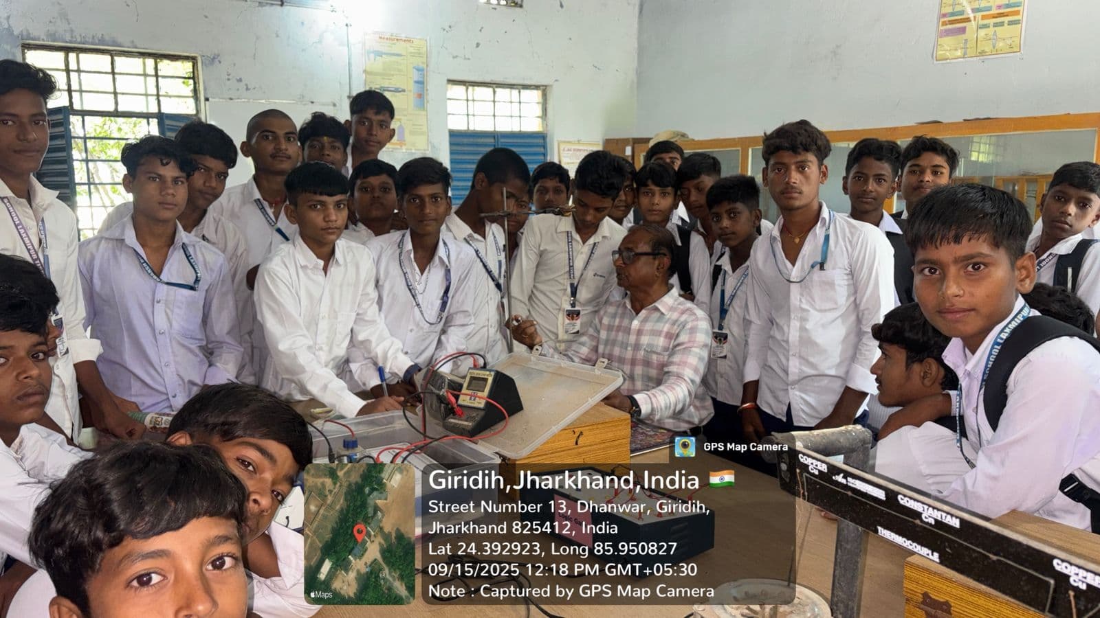 Giridih News :आउटरिच प्रोग्राम के तहत बच्चों ने देखी विज्ञान प्रयोगशाला