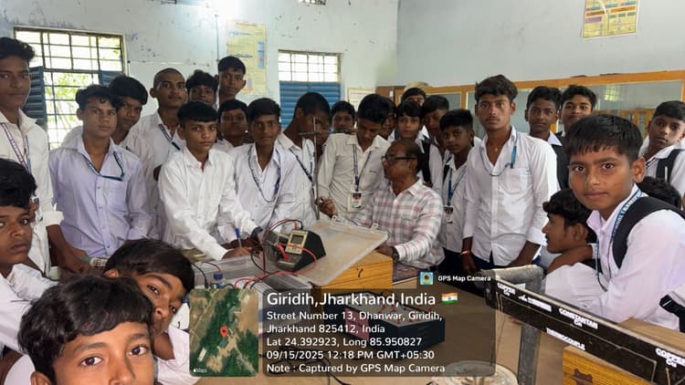 Giridih News :आउटरिच प्रोग्राम के तहत बच्चों ने देखी विज्ञान प्रयोगशाला
