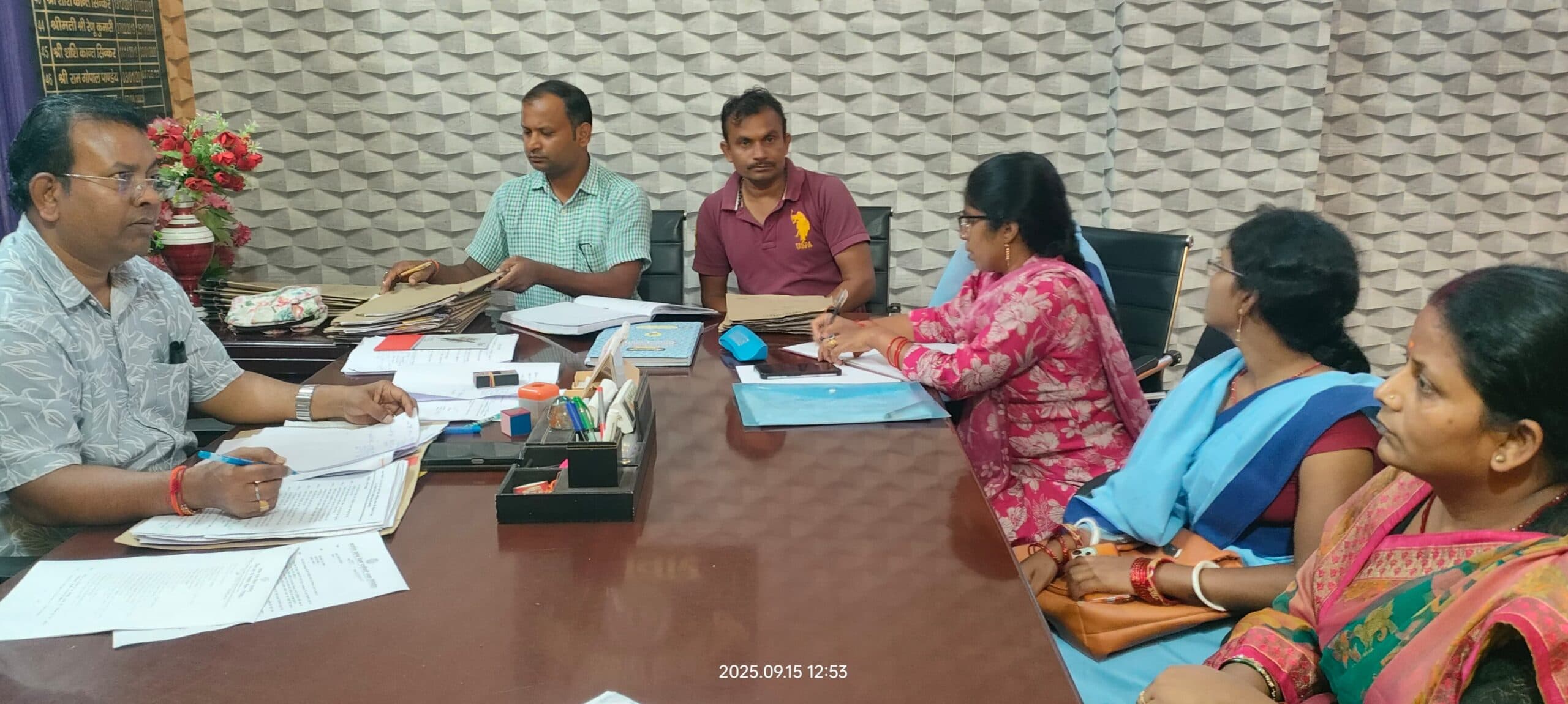 Giridih News :स्वच्छता महोत्सव को ले बीडीओ ने की मास्टर जल सहिया के साथ बैठक