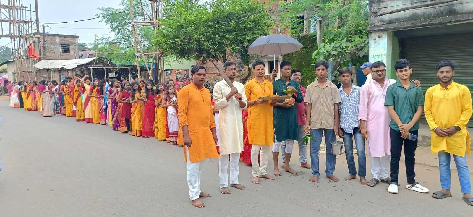 East Singhbhum News : तालाब से कलश में जल लाकर मां रंकिणी को महास्नान कराया