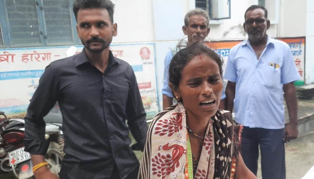 Saran News : तेज रफ्तार ट्रक ने बाइक सवार दंपति को कुचला, महिला की मौत, पति घायल