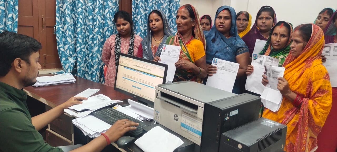 Motihari: शिविर लगाकर ऑनलाइन कराया जा रहा आवेदन