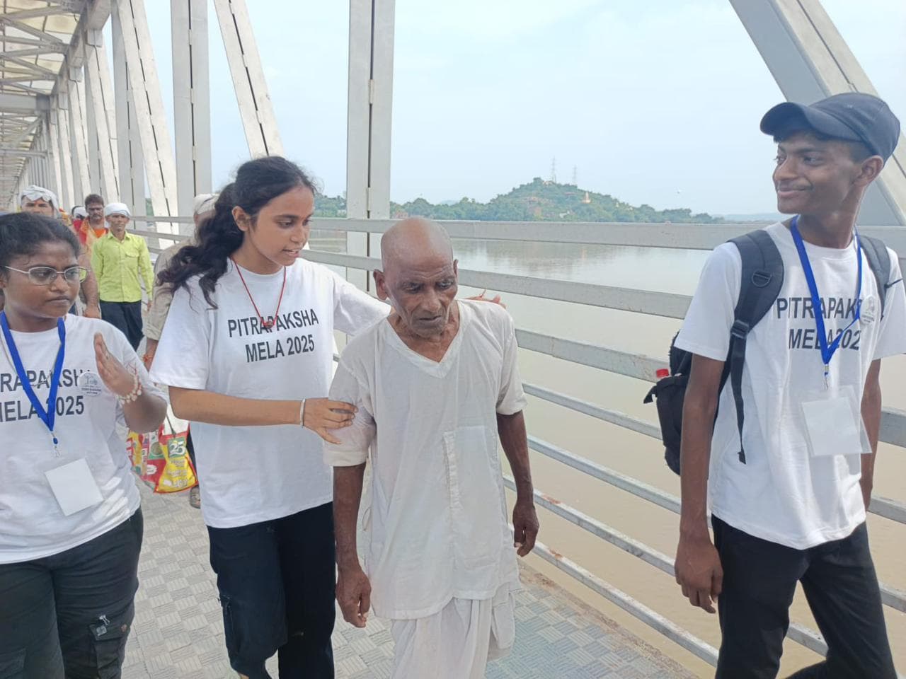 पितृपक्ष मेले में एबीवीपी छात्र कर रहे सेवा