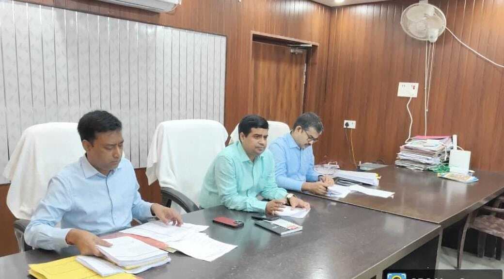 पिपरा विस क्षेत्र को ले डीएम ने बैठक कर अधिकारियों से की चर्चा