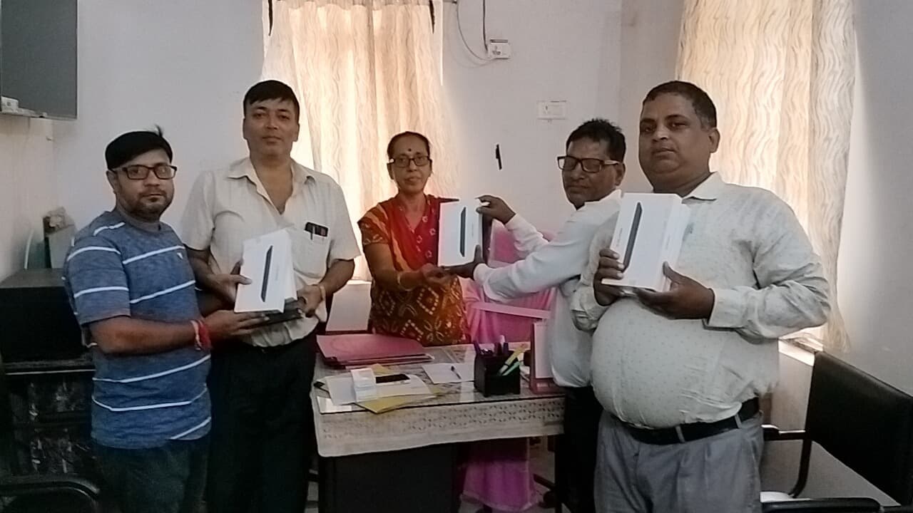 प्रत्येक विद्यालयों में दिया जा रहा दो टैबलेट मोबाइल