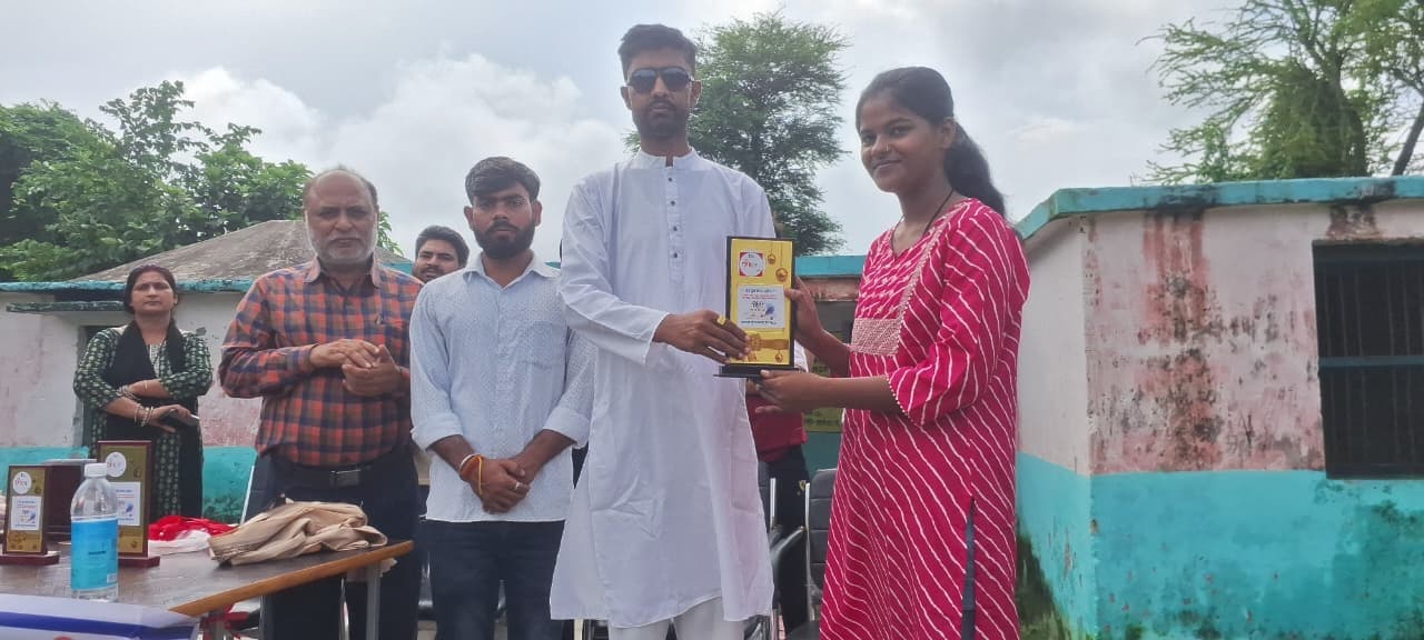 हिंदी दिवस सप्ताह पर निबंध प्रतियोगिता आयोजित, विजेताओं को मिला प्रमाण पत्र