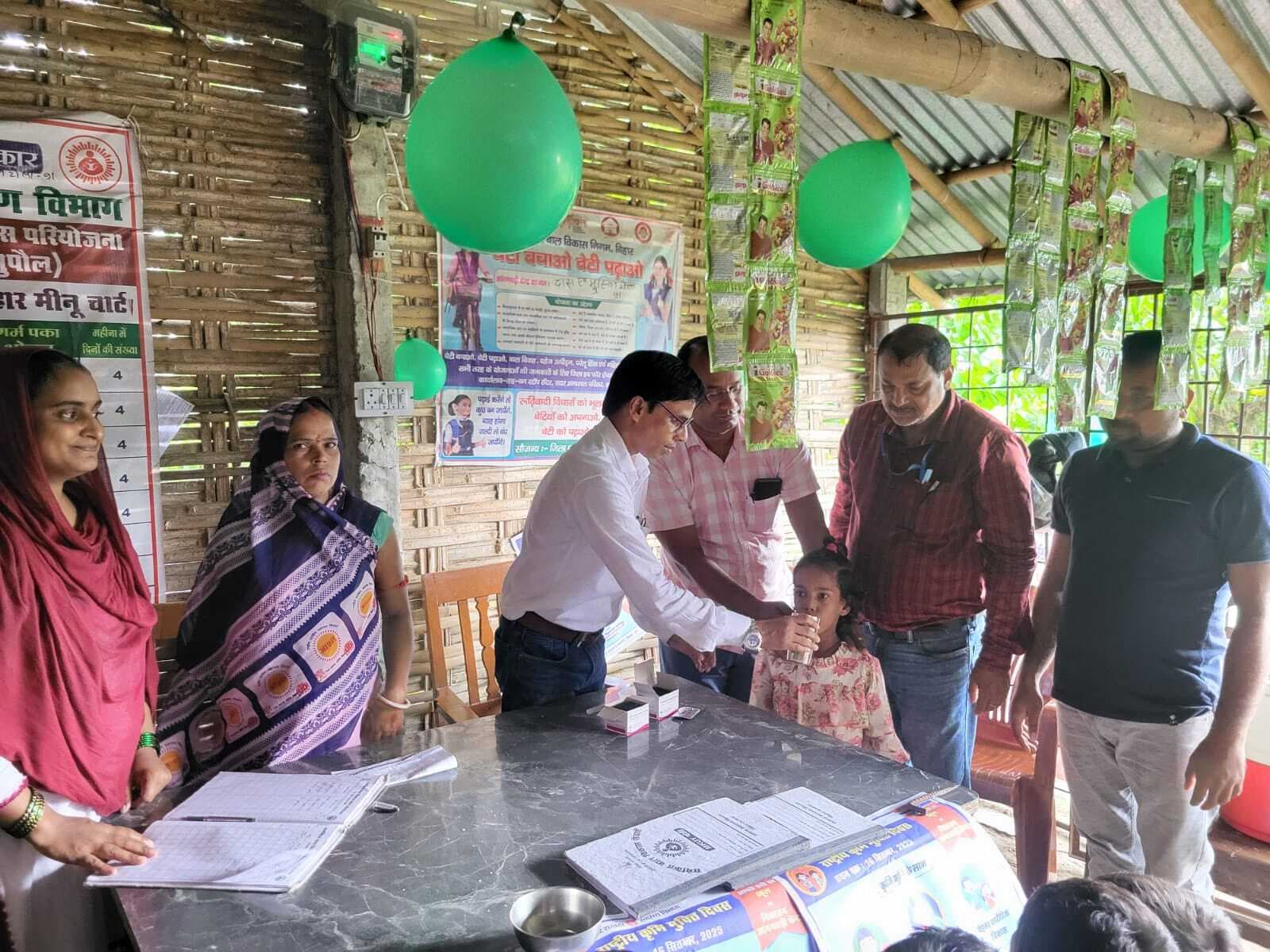 राष्ट्रीय कृमि मुक्ति दिवस पर बच्चों को दी गई अल्बेंडाजोल की दवा