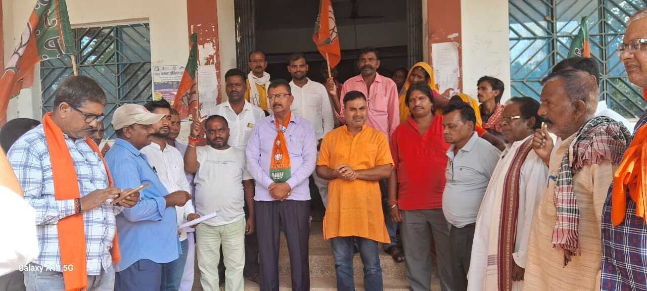 भाजपाइयों ने राज्य सरकार की जनविरोधी नीतियों के खिलाफ किया प्रदर्शन