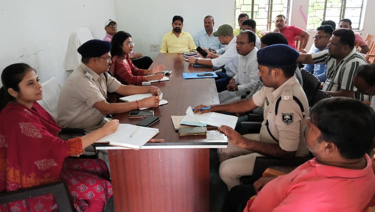 दुर्गा पूजा के पूर्व अनुमंडल क्षेत्र के सभी डीजे को करें जब्त : एसडीओ