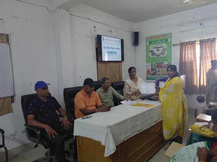 मशरूम को आय का बेहतर साधन बना रहे किसान