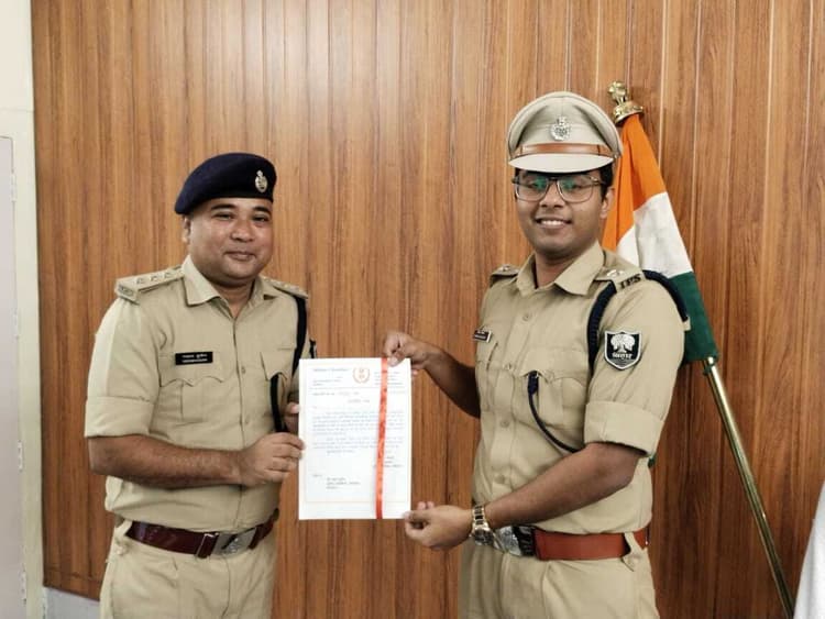 उत्कृष्ट कार्य करने वाले पुलिस पदाधिकारियों को एसपी ने किया सम्मानित