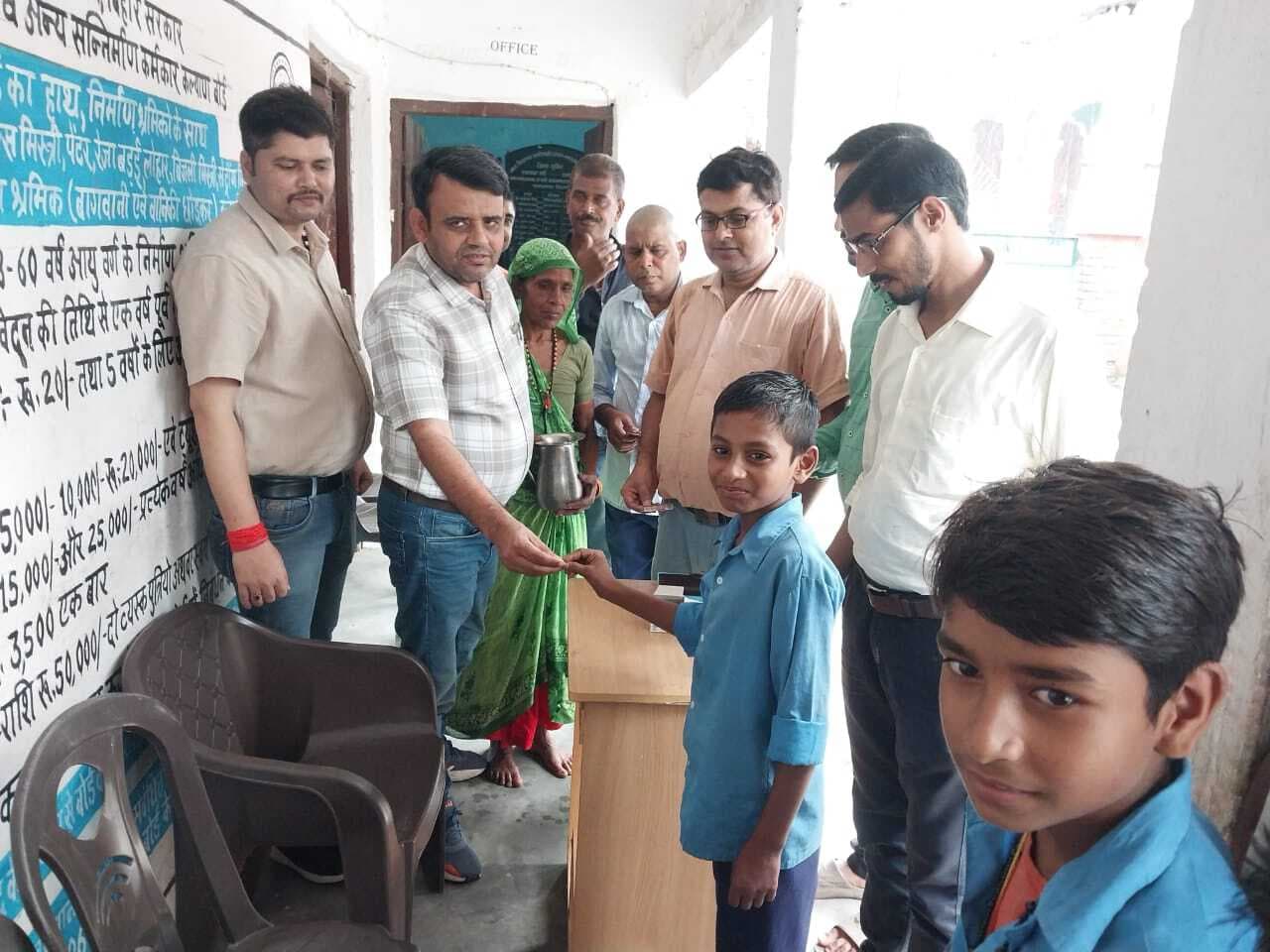 बच्चों को खिलाई गयी कृमि नाशक दवा