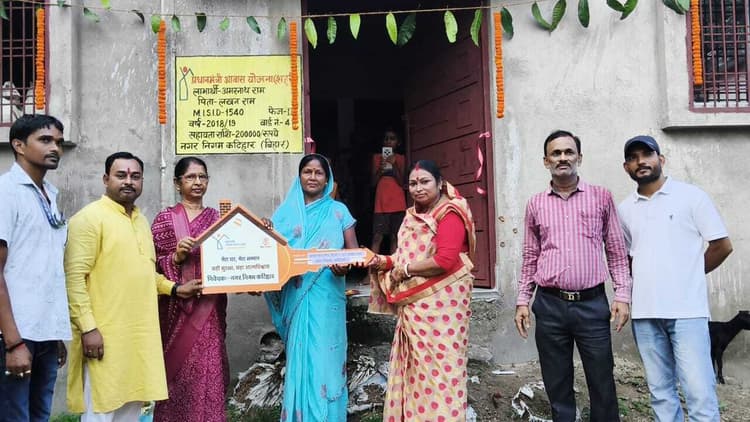 शहरी क्षेत्र के पांच वार्डों में 10 लाभुकों को गृह प्रवेश करा दी गयी चाबी