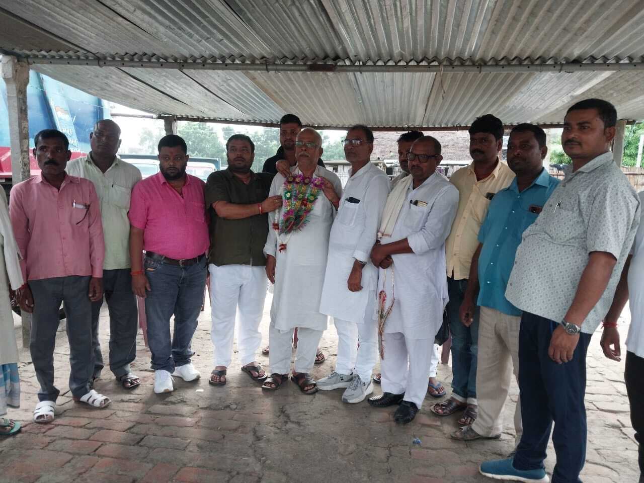 कांग्रसे चुनाव समिति के सदस्य का कार्यकर्ताओं ने किया स्वागत