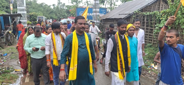 जन सुराज के संभावित प्रत्याशियों ने काफिले के साथ निकाली पद यात्रा