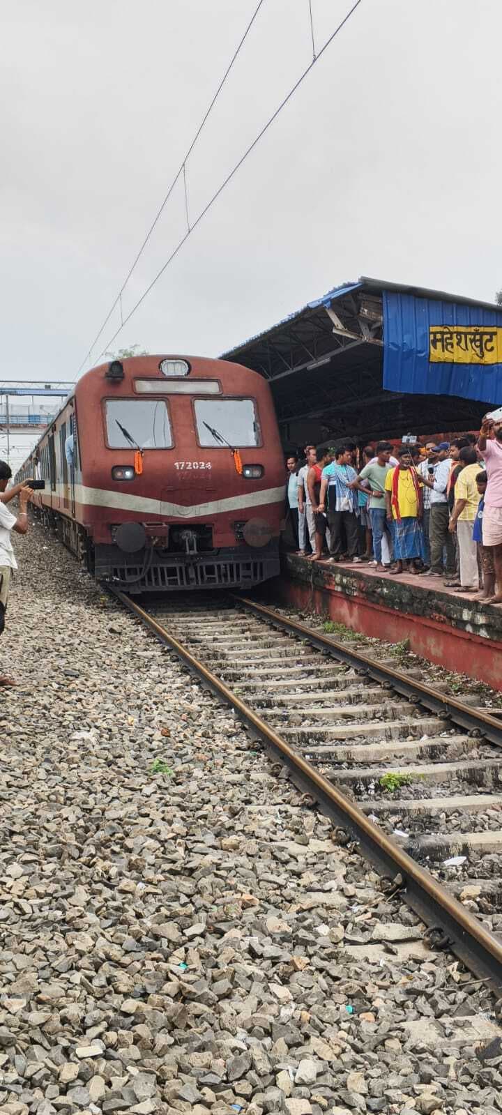 महेशखूंट से जमालपुर के लिए मेमू ट्रेन का किया गया परिचालन, चालक व गार्ड को माला पहनाकर किया स्वागत